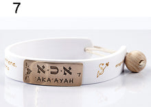 Carica l'immagine nel visualizzatore di Gallery, 07) ‘AKA’AYAH - 21 a 25 Aprile, bracciale caucciù piastrina bronzo