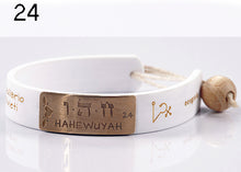 Carica l'immagine nel visualizzatore di Gallery, 24) HAHEWUYAH - 18 a 23 Luglio, bracciale caucciù piastrina bronzo