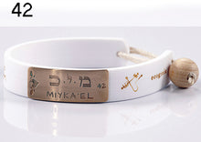Carica l'immagine nel visualizzatore di Gallery, 42) MIYKA’EL - 19 a 23 Ottobre, bracciale caucciù piastrina bronzo