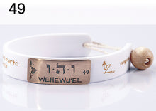 Carica l'immagine nel visualizzatore di Gallery, 49) WEHEWU’EL - 23 a 27 Novembre, bracciale caucciù piastrina bronzo