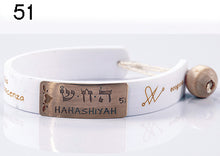 Carica l'immagine nel visualizzatore di Gallery, 51) HAHASHIYAH - 3 a 7 Dicembre, bracciale caucciù piastrina bronzo