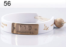 Carica l'immagine nel visualizzatore di Gallery, 56) PHUWIY’EL - 27 a 31 Dicembre, bracciale caucciù piastrina bronzo