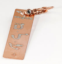 Carica l'immagine nel visualizzatore di Gallery, 04) ELAMIYAH - 5 a 10 Aprile - Orecchino in bronzo satinato, orecchino bronzo satinato