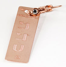 Carica l'immagine nel visualizzatore di Gallery, 08) KAHETHE’EL - 25 a 30 Aprile - Orecchino in bronzo satinato, orecchino bronzo satinato