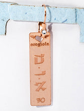 Carica l'immagine nel visualizzatore di Gallery, 30) 'OMAE’EL - 18 a 23 Agosto - Orecchino in bronzo satinato, orecchino bronzo satinato