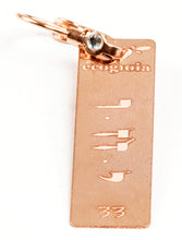 Carica l'immagine nel visualizzatore di Gallery, 33) YEHUWYAH - 3 a 8 Settembre - Orecchino in bronzo satinato, orecchino bronzo satinato