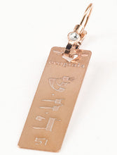 Carica l'immagine nel visualizzatore di Gallery, 51) HAHASHIYAH - 3 a 7 Dicembre - Orecchino in bronzo satinato, orecchino bronzo satinato