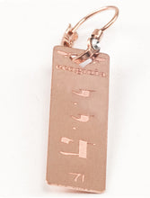 Carica l'immagine nel visualizzatore di Gallery, 71) e della Missione - 11 a 16 Marzo - Orecchino in bronzo satinato, orecchino bronzo satinato