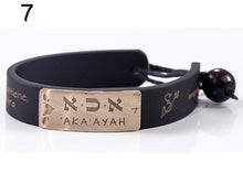 Carica l'immagine nel visualizzatore di Gallery, 07) ‘AKA’AYAH - 21 a 25 Aprile, bracciale caucciù piastrina bronzo
