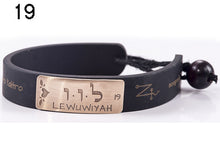 Carica l'immagine nel visualizzatore di Gallery, 19) LEWUWIYAH - 22 a 27 Giugno, bracciale caucciù piastrina bronzo