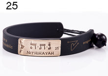 Carica l'immagine nel visualizzatore di Gallery, 25) NITHIHAYAH - 23 a 28 Luglio, bracciale caucciù piastrina bronzo