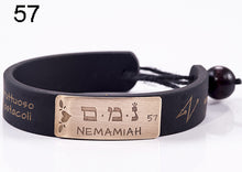 Carica l'immagine nel visualizzatore di Gallery, 57) NEMAMIAH - 1° a 5 Gennaio, bracciale caucciù piastrina bronzo