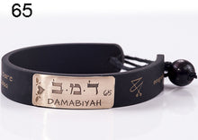 Carica l'immagine nel visualizzatore di Gallery, 65) DAMABIYAH - 9 a 14 Febbraio, bracciale caucciù piastrina bronzo
