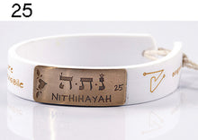 Carica l&#39;immagine nel visualizzatore di Gallery, 25) NITHIHAYAH - 23 a 28 Luglio, bracciale caucciù piastrina bronzo
