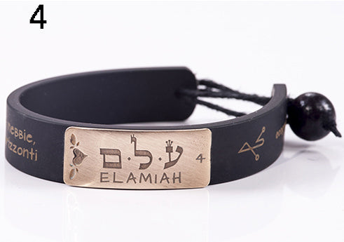04) ELAMIYAH - 5 a 10 Aprile, bracciale caucciù piastrina bronzo
